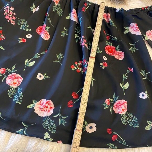 Floral Off-Shoulder Blouse by Decjuba (B1017) - Picture 5 of 7